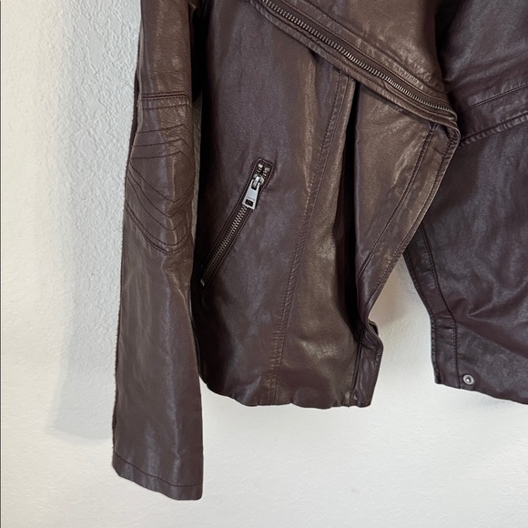 Levi’s Faux Leather Jacket - Picture 3 of 6